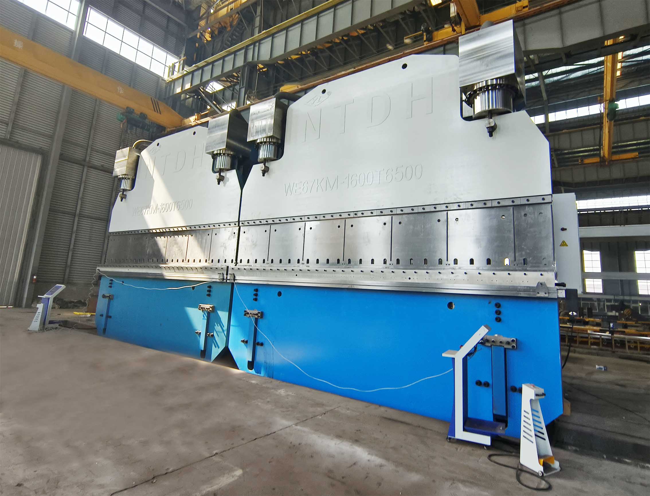 2xWE67KM-1600T6500 CNC press brake in tandem